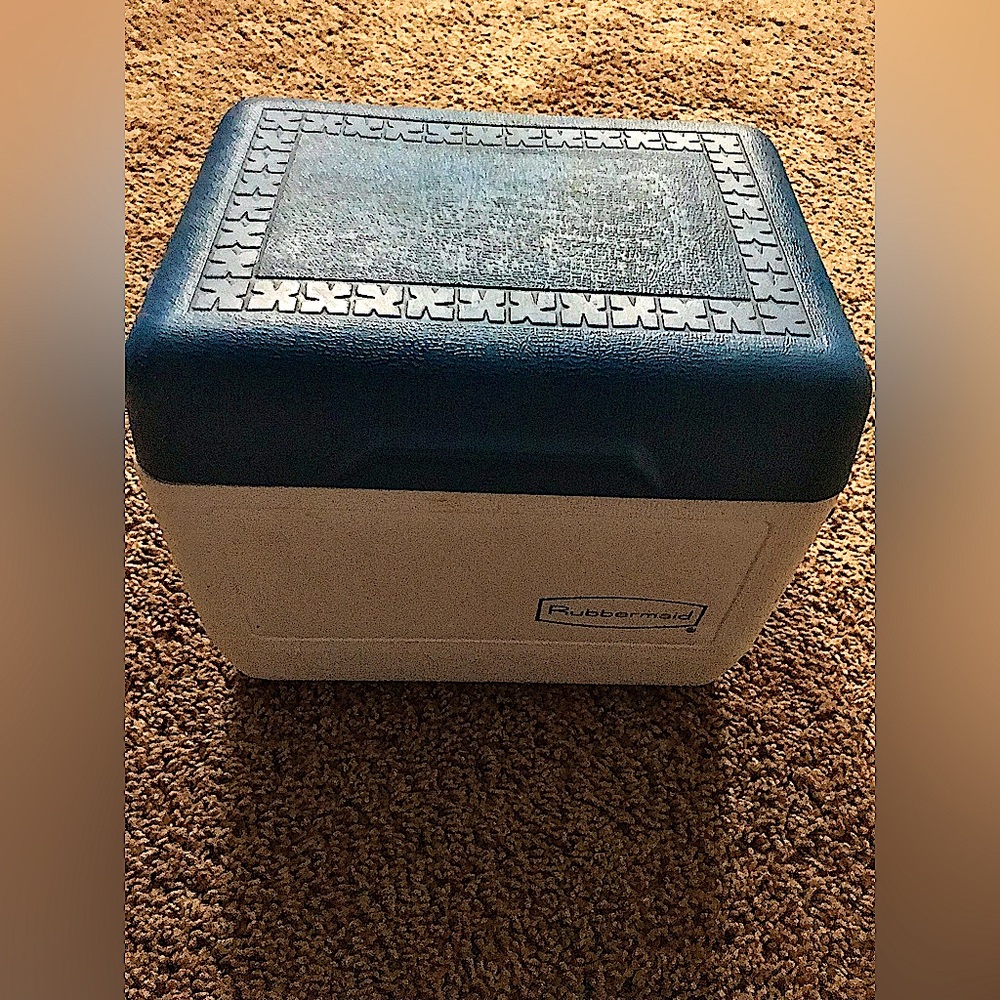 Rubbermaid handheld cooler smaller for maybe a few drinks or a meal, brand new!!